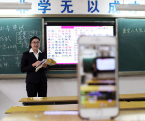 Trung Quốc: Giáo viên livestream dạy học cho học sinh ở nhà vì môi trường quá ô nhiễm