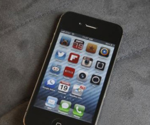 Apple được yêu cầu mở khóa iPhone của sát thủ bắn đại sứ Nga