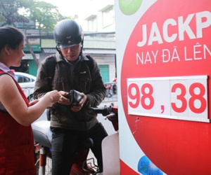 Cửa hàng Vietlott tấp nập trước giờ quay thưởng độc đắc hơn 100 tỷ