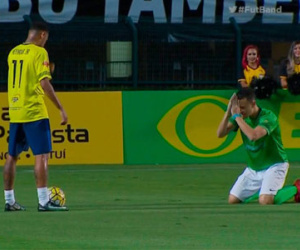 Đối thủ quỳ lạy xin Neymar ngừng lừa bóng