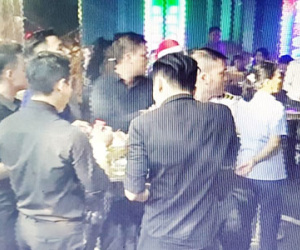 “Đột kích” 2 quán bar ở Sài Gòn, tạm giữ gần 100 người