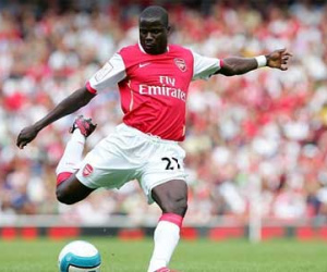 Eboue xin giải nghệ để đi chăm chó của Nữ hoàng