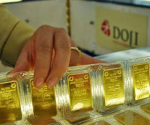 Giá vàng hôm nay 23/12: Giảm nhanh, giao dịch trầm lắng