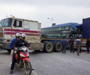 Hơn chục người thoát chết khi ôtô khách đâm xe đầu kéo