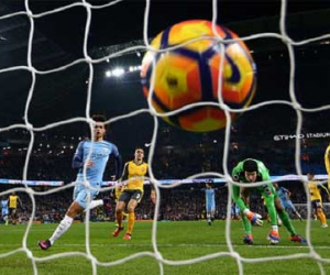 Man City vô tình phá hỏng bữa tiệc Giáng sinh của Arsenal
