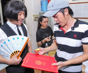 Trấn Thành tranh thủ gửi thiệp cưới cho Hoài Linh