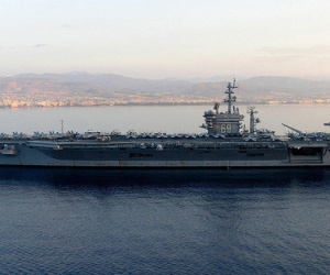 3 cảnh sát Pháp lạc trên tàu sân bay USS Eisenhower