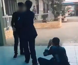 Clip: Ông bố địu con nhặt rác bị dằn mặt, bắt xin lỗi và hứa không được tiếp tục đánh con