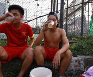 Cởi trần uống trà đá trong mùa đông tại Hà Nội