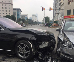 Lái xe Mercedes S400 gây tai nạn liên hoàn khi qua ngã tư
