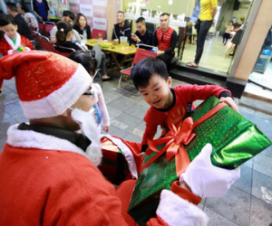 Một ngày của "ông già Noel" chuyên nghiệp ở Hà Nội