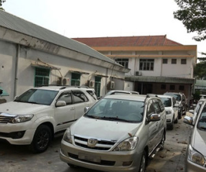 Một phụ nữ thuê hàng loạt xe hơi xịn rồi mang đi cầm