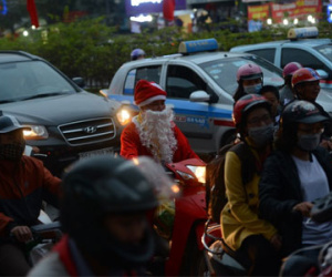 "Ông già Noel" bị kẹt cứng giữa dòng người