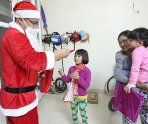 "Ông già Noel" hối hả chuyển quà trước Giáng sinh