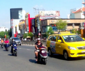 Từ 1-1-2017, phạt nặng lái xe xài điện thoại