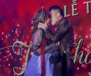 Đám cưới Trấn Thành và Hari: Cô dâu, chú rể hôn nhau đắm đuối trước sự chứng kiến của 300 khách mời