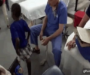 Có ít nhất 80.000 người trên Trái đất đang buộc phải đi bằng 4 chân vì căn bệnh này