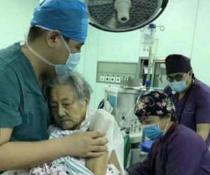 Ôm bệnh nhân 102 tuổi suốt ca phẫu thuật, bác sĩ Trung Quốc gây xúc động mạnh