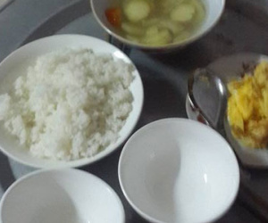 Phàn nàn mẹ chồng về bữa cơm ở cữ, nàng dâu bị mắng “con rồ”, “dốt nát”