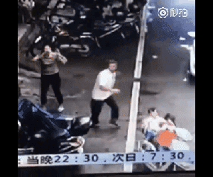 Tai nạn kinh hoàng: Cha mải nói chuyện, 2 con ngồi trên xe máy nhấn ga lao vào ô tô