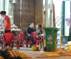 Trấn Thành và Hari Won đi ăn quán vỉa hè lúc nửa đêm