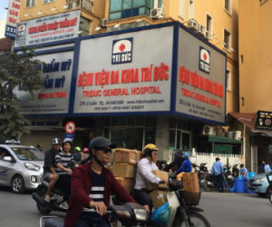 10 y bác sĩ tham gia ca mổ có 2 bệnh nhân tử vong bị đình chỉ phẫu thuật