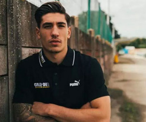 Bellerin mê chơi game bắn súng