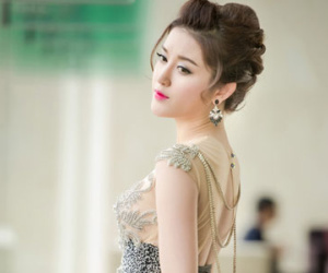 Đằng sau những hợp đồng "hái ra tiền" của Á hậu Huyền My, Chi Pu