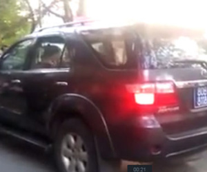 Clip: Xe biển xanh đi ngược chiều xô xát với taxi ở phố Chùa Láng