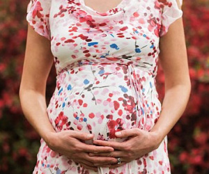 Cụ bà 67 tuổi sinh ra... cháu gái