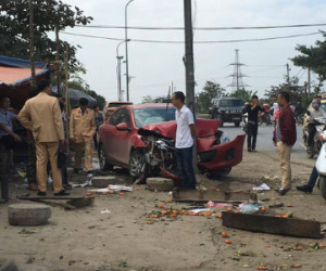 Hà Nội: Ô tô tiền tỷ nát đầu, dính chặt vào cột đèn chiếu sáng