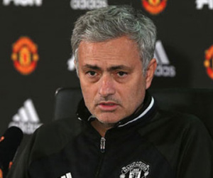 Mourinho bức xúc vì LĐBĐ Anh thiên vị Wenger