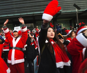 Người Hàn mặc đồ ông già Noel biểu tình phản đối tổng thống