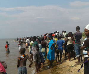 NÓNG: Thuyền chở một đội bóng chìm ở Uganda, ít nhất 30 người chết
