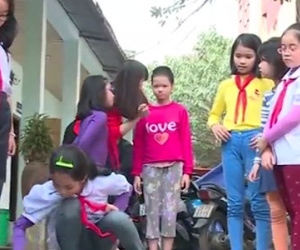 Bé gái 11 tuổi bị mẹ nhốt trong nhà lần đầu tiên được chơi với các bạn và muốn được đi học