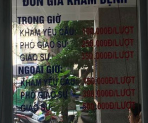 Bệnh viện nhan nhản bảng phân biệt khám giáo sư, phó giáo sư