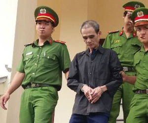 Hiếp dâm cháu gái, lĩnh 13 năm tù