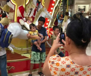 Hình ảnh xúc động: Chiếc điện thoại cũ của mẹ ghi lại hạnh phúc của cha và con