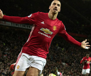 Ibrahimovic còn 1 trận để vượt Messi trở thành chân sút số 1 năm 2016