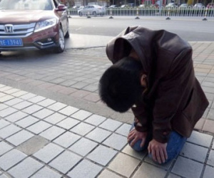 Nam thanh niên quỳ van xin để cứu mạng người yêu