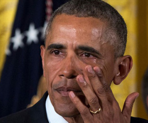 Ông Obama bật khóc nói lời chia tay nhân viên