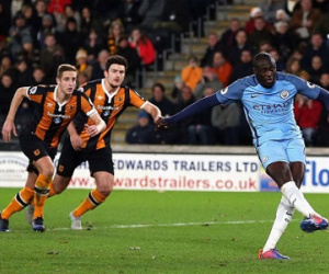 Pep thất vọng vì Man City... chuyền quá nhiều