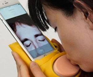 Phụ kiện hôn môi xa dành cho iPhone