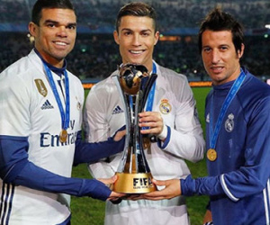 Ronaldo là cầu thủ đầu tiên giành giải VĐV hay nhất châu Âu