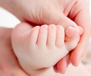 Trẻ đang khóc nhưng mẹ cứ bấm vào hai điểm này ở bàn chân sẽ lập tức nín