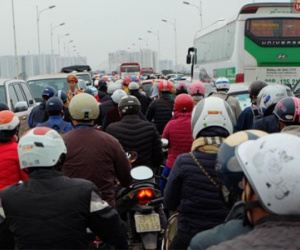Va chạm giao thông trên cầu Vĩnh Tuy, giao thông ách tắc nhiều giờ
