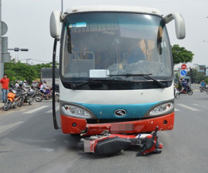 Băng qua ngã tư, thanh niên bị xe khách húc văng xa gần 30 mét, nguy kịch