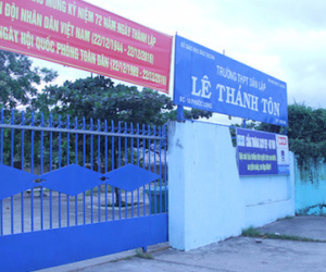 Bị sao đỏ nhắc nhở, nam sinh chặn đâm bạn ngay trước cổng trường