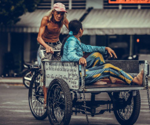 Cụ ông lái xe ba gác ở Sài Gòn: Lãng tử, phong trần và rất ngầu