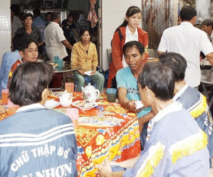 Đi hái rau cùng mẹ, cậu bé 13 tuổi bị sét đánh chết